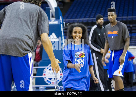 London, UK. 16. Januar 2013. New York Knicks point Guard Chris Copeland (14) Laufschule Basketball mit Jugendlichen im Rahmen des NBA Cares Outreach Programms vor dem NBA London Live 2013-Spiel zwischen den Detroit Pistons und den New York Knicks von The O2 Arena Iman Shumpert (21) und New York Knicks nach vorn Stockfoto