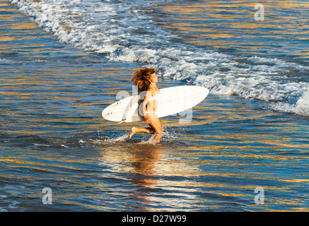 Frau im Wasser läuft. Stockfoto