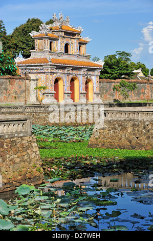 Eines der Tore der Kaiserstadt / Zitadelle von Hue, Vietnam - Blick von innerhalb der Stadt über die reich verzierte Teiche Stockfoto