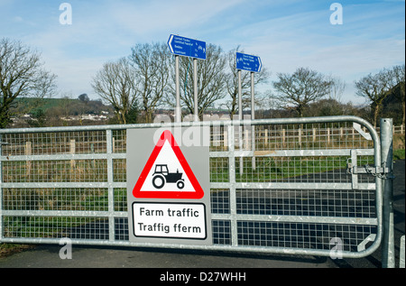 Tor auf einem Fußweg/Maultierweg zweisprachige Anzeichen für den landwirtschaftlichen Verkehr in Englisch und Walisisch Stockfoto