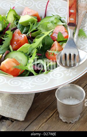 Salat-Mix mit Avocado, Tomaten und Gurken Stockfoto