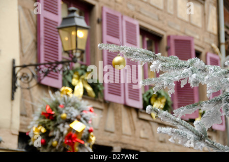 Frankreich, Elsass, Colmar. Weihnachts-Dekorationen auf typischen historischen Fachwerk Haus. Stockfoto