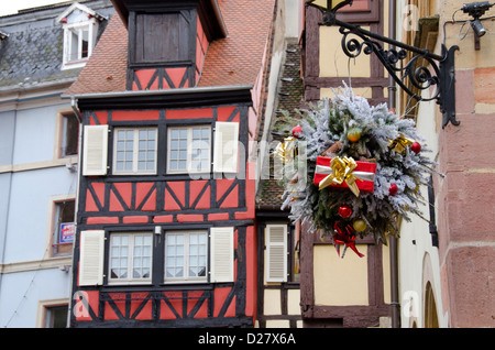 Frankreich, Elsass, Colmar. Weihnachts-Dekorationen auf typischen historischen Fachwerk Haus. Stockfoto
