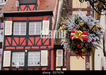 Frankreich, Elsass, Colmar. Weihnachts-Dekorationen auf typischen historischen Fachwerk Haus. Stockfoto