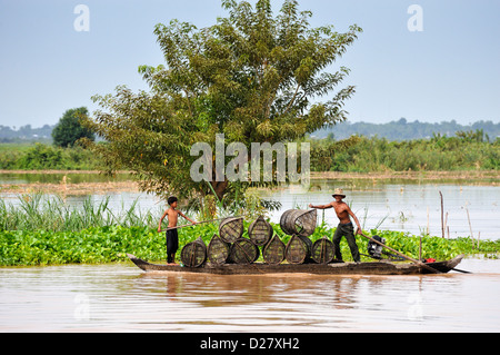 Mekong River, Kambodscha - Mann und der junge den Transport von Fischen fallen / Körbe Stockfoto