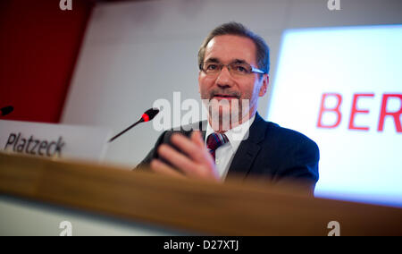 Berlin, Deutschland. 16. Januar 2013. Premier von Brandenburg Matthias Platzeck (SPD) spricht auf einer Pressekonferenz in Berlin Brandenburg Airport Willy Brandt (BER) in Schönefeld, Deutschland, 16. Januar 2013. Platzeck wurde neuen Vorsitzender des Vorstands der Flughafengesellschaft Berlin-Brandenburg während einer Sitzung des Aufsichtsrats gewählt. Foto: MICHAEL KAPPELER Stockfoto