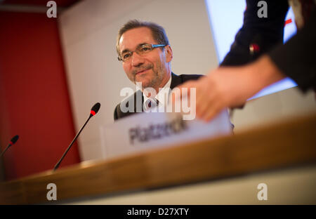 Berlin, Deutschland. 16. Januar 2013. Das Namensschild der Premier von Brandenburg Matthias Platzeck (SPD) wird auf einer Pressekonferenz in Berlin Brandenburg Airport Willy Brandt (BER) in Schönefeld, Deutschland, 16. Januar 2013 angepasst. Platzeck wurde neuen Vorsitzender des Vorstands der Flughafengesellschaft Berlin-Brandenburg während einer Sitzung des Aufsichtsrats gewählt. Foto: MICHAEL KAPPELER Stockfoto