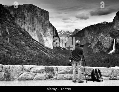 Fotograf am Tunnel View Yosmite National Park in Kalifornien. Die am meisten fotografierte Aussicht in den Park. Stockfoto