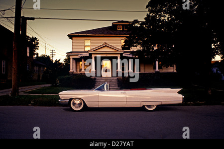 1960 Cadillac Series 62 Cabrio geparkt außen 110 Park Street Ypsilanti Michigan USA Heim des Unternehmers P.Tucker Stockfoto