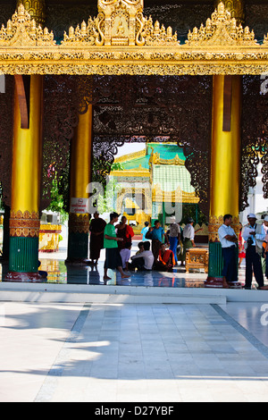 Shwedagon-Pagode, Buddha, Buddhismus Angebote im planetarischen Beiträge, abgelegenen Gebäuden, buddhistische Glocken, Yangon, Myanmar, Rangoon, Birma Stockfoto