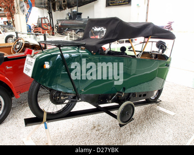 Die Mauser Monotrace 1928, die im Technikmuseum Speyer ausgestellt wird, ist ein historisches deutsches Motorrad mit 18 PS Motor und 510 ccm Hubraum. Dieses für sein innovatives Design bekannte Oldtimer spiegelt die deutsche Ingenieurskunst des frühen 20. Jahrhunderts in der Motorradgeschichte wider. Stockfoto