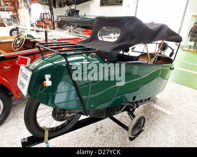 Die Mauser Monotrace 1928, die im Technikmuseum Speyer ausgestellt wird, ist ein Oldtimer-Motorrad mit 510 ccm Motor und 18 PS. Bekannt für sein schlankes Design, repräsentiert es deutsche Ingenieurskunst des frühen 20. Jahrhunderts. Das Fahrzeug ist ein seltenes Sammlerstück mit historischer Bedeutung für die Entwicklung des motorisierten Verkehrs. Stockfoto