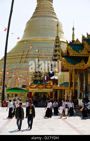 Shwedagon-Pagode, Buddha, Buddhismus Angebote im planetarischen Beiträge, abgelegenen Gebäuden, buddhistische Glocken, Yangon, Myanmar, Rangoon, Birma Stockfoto