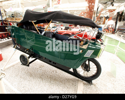 Die Mauser Monotrace 1928, die im Technikmuseum Speyer ausgestellt wird, ist ein historisches 18-PS-Motorrad mit 510 ccm Hubraum, das für seine frühe Fahrzeugtechnik und sein Design bekannt ist. Stockfoto