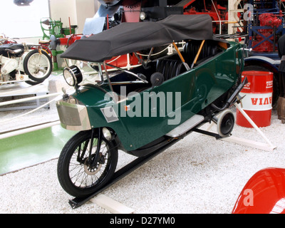 Das Mauser Monotrace 1928, das im Technikmuseum Speyer untergebracht ist, ist ein klassisches 18 PS-Motorrad mit 510 ccm. Er ist bekannt für sein einzigartiges Design und seine einzigartige Konstruktion und repräsentiert die frühe Ära der Automobilgeschichte mit einem Schwerpunkt auf Geschwindigkeit und Effizienz. Stockfoto