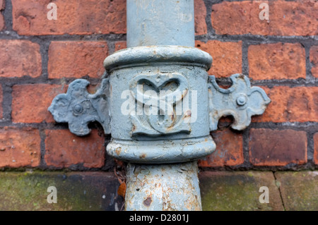 Altes rostiges Rohr an der Außenseite des Gebäudes Stockfoto