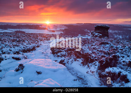 Peak District, UK. 15. Januar 2013. Schnee und Minusgraden Temperaturen bestehen in Derbyshire als Dämmerlicht den Pfad zwischen Laufe Owler Tor und Mutter Kappe in der Peak District National Park, UK highlights. Stockfoto