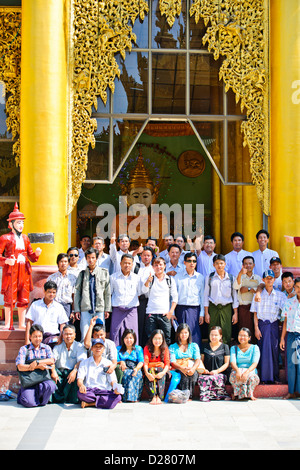 Shwedagon-Pagode, Buddha, Buddhismus Angebote im planetarischen Beiträge, abgelegenen Gebäuden, buddhistische Glocken, Yangon, Myanmar, Rangoon, Birma Stockfoto