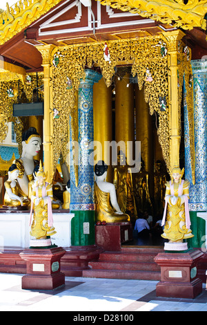 Shwedagon-Pagode, Buddha, Buddhismus Angebote im planetarischen Beiträge, abgelegenen Gebäuden, buddhistische Glocken, Yangon, Myanmar, Rangoon, Birma Stockfoto