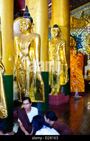 Shwedagon-Pagode, Buddha, Buddhismus Angebote im planetarischen Beiträge, abgelegenen Gebäuden, buddhistische Glocken, Yangon, Myanmar, Rangoon, Birma Stockfoto