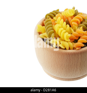 Holzschale Tricolor Fusilli Nudeln isoliert auf weißem Hintergrund Stockfoto