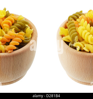 Holzschale Trricolor Fusilli Nudeln isoliert auf weißem Hintergrund Stockfoto