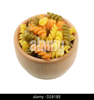 Holzschale Trricolor Fusilli Nudeln isoliert auf weißem Hintergrund Stockfoto