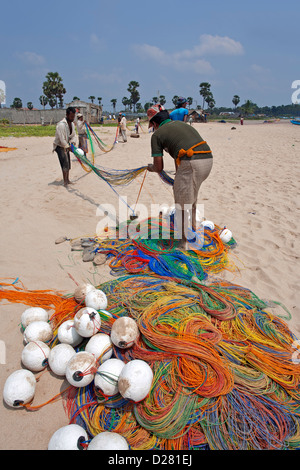 Fischer, die Vermittlung von den Fischernetzen. Uppeveli Strand. Trincomale. Sri Lanka Stockfoto