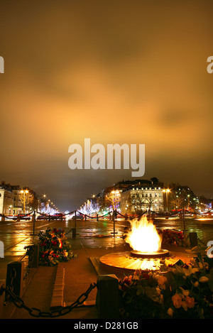 Paris Hotel de l Etoile und Arc de Triomphe; unter dem Bogen der Memeorial des unbekannten Soldaten Stockfoto