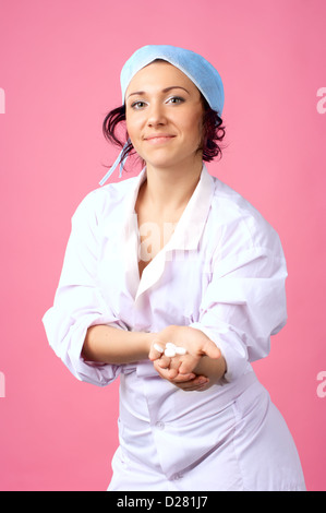 Porträt von schöne Krankenschwester mit weißen Pillen Stockfoto