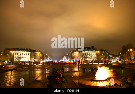 Paris Hotel de l Etoile und Arc de Triomphe; unter dem Bogen der Memeorial des unbekannten Soldaten. Weihnachtsbeleuchtung auf den champs Stockfoto