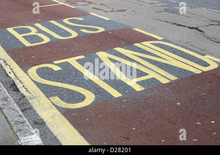 Busstandplatz gemalt Straßenmarkierungen, London, UK Stockfoto
