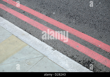 Doppelte rote Linie Straßenmarkierungen auf einer UK-Straße Stockfoto