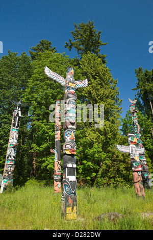 GRUPPE VON TOTEM POLE TOTEM PARK BROCKTON POINT STANLEY PARK IN VANCOUVER BRITISH COLUMBIA KANADA Stockfoto