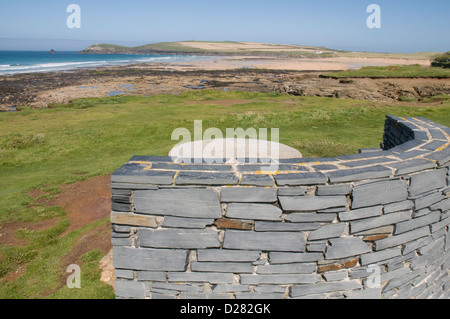 Blick über Konstantin Bay und Boobys Bucht an der Nordküste von Cornwall in der Nähe von Treyarnon mit Trevose Head in der Ferne Stockfoto