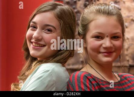 Jelena Herrmann aus Jena (L) und Svea Engel aus Erfurt stellen am Set der deutschen TV-Serie "Schloss Einstein" in Erfurt, Deutschland, 16. Januar 2013. Herrmann spielen Miriam Kreil und Engel spielt Serena Eickner. Die beliebten Teenager Seifenoper des Fernsehkanals Kika wurde erstmals im Jahr 1998 ausgestrahlt. Foto: Michael Reichel Stockfoto