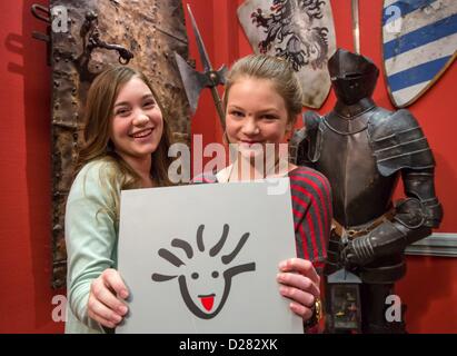 Jelena Herrmann aus Jena (L) und Svea Engel aus Erfurt stellen am Set der deutschen TV-Serie "Schloss Einstein" in Erfurt, Deutschland, 16. Januar 2013. Herrmann spielen Miriam Kreil und Engel spielt Serena Eickner. Die beliebten Teenager Seifenoper des Fernsehkanals Kika wurde erstmals im Jahr 1998 ausgestrahlt. Foto: Michael Reichel Stockfoto