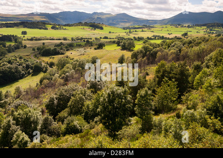 Hügelige Vulkanlandschaft der Auvergne. Stockfoto