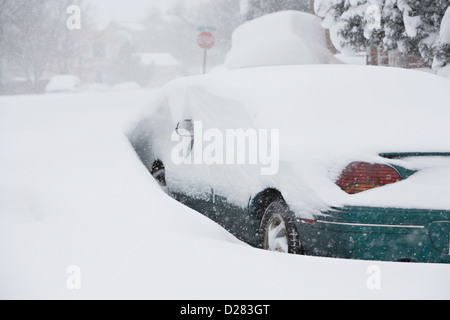 Autos im tiefen Schnee nach einem Winter Schneesturm gefangen Stockfoto