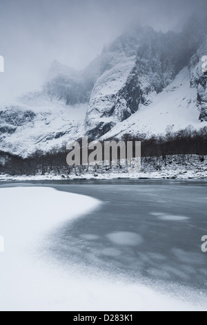 Winter im Tal Romsdalen, Norwegen. Fluss Rauma in den Vordergrund und der Troll Wand und Trolltindane im Hintergrund. Stockfoto