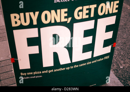 "Buy One Get One Free" Werbung außerhalb eine Pizza Takaway, London, England Stockfoto