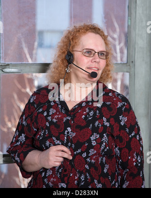 Produktive mittlere gealterte Frau arbeitet in einem Callcenter Stockfoto