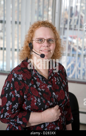 Produktive mittlere gealterte Frau arbeitet in einem Callcenter Stockfoto