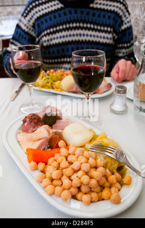 Cocido Madrileño in einem Restaurant servieren. Madrid, Spanien. Stockfoto