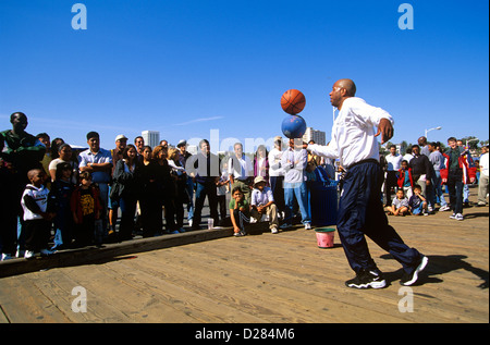 Es gibt immer jede Menge Unterhaltung auf dem Santa Monica Pier, Los Angeles, Kalifornien, USA. Stockfoto