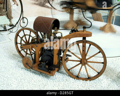 Der 1885 im Auto & Technic Museum in Sinsheim ausgestellte Daimler Reitwagen ist eines der frühesten bekannten motorisierten Fahrzeuge. Der von Gottlieb Daimler entworfene Reitwagen mit 0,5 PS-Motor stellt als eines der ersten praktischen motorisierten Fahrzeuge einen Meilenstein in der Automobilgeschichte dar. Stockfoto