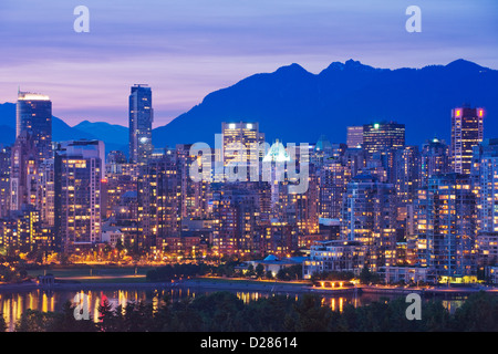 FALSE CREEK SKYLINE VON DOWNTOWN VANCOUVER ZU COAST MOUNTAINS IN BRITISH COLUMBIA KANADA Stockfoto