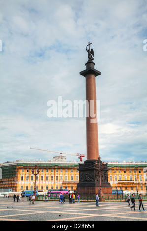 Alexander Column auf dem Schlossplatz (Dwortsowaja) in St. Petersburg, Russland am 25. August 2012 mit Touristen. Stockfoto