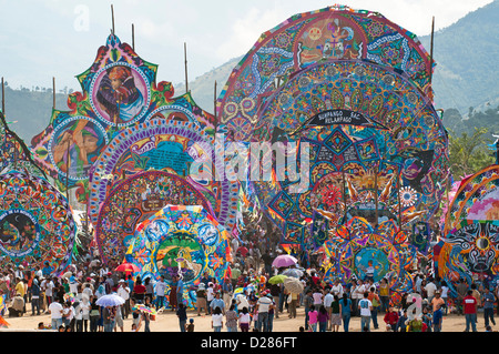 Guatemala, Sumpango. Tag der toten Drachen (Barriletes) Zeremonie im Friedhof von Sumpango, Guatemala. Stockfoto