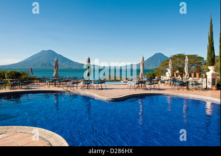 Guatemala, San Juan la Laguna. Toliman Vulkan und Lago de Atitlan (Lake Atitlan) vom Hotel Atitlan. Stockfoto